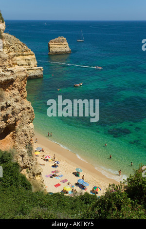 Il Portogallo Algarve Praia da Marinha vicino a Armacao de Pera in estate Foto Stock
