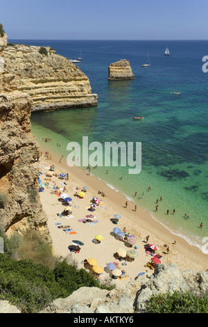 Il Portogallo Algarve, Praia da Marinha, vicino a Armacao de Pera in estate Foto Stock