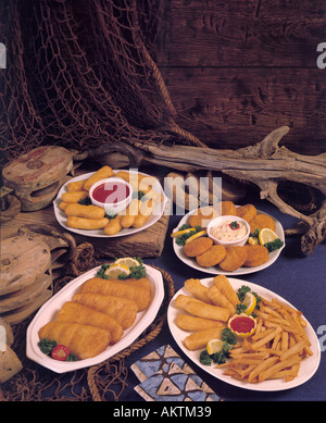 Assortimento White dinner piastre piatto fritto di filetti di pesce bastoni torte salsa tartara Bon Appetit Foto Stock