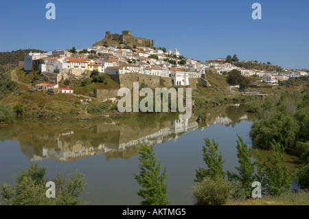 Portogallo Alentejo distretto, Mértola, vista della città medievale, il castello e il fiume Guadiana Foto Stock