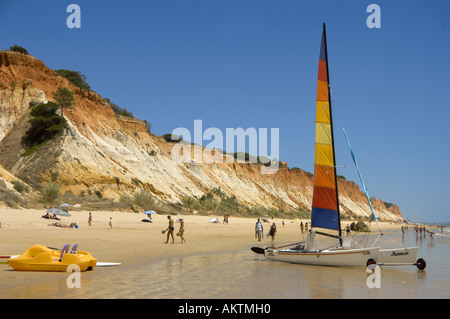 Il Portogallo Algarve spiaggia di Falesia e scogliere con catamarano sulla spiaggia Foto Stock