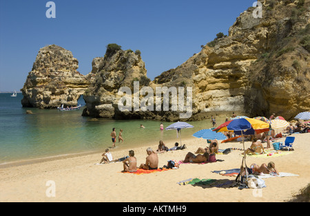 Il Portogallo Algarve Praia de Camilo vicino alla spiaggia di Lagos e scogliere Foto Stock