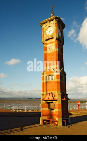 Morecambe s clock tower è un ben noto punto di riferimento locale Morecambe Bay e Lakeland Fells oltre Foto Stock