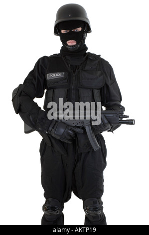 Un funzionario di polizia vestito in un team SWAT riot uniforme di holding e di cottura di un sistema automatico di mp5 mitragliatrice Foto Stock