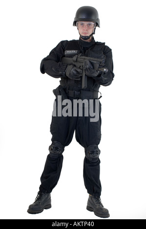 Un funzionario di polizia vestito in un team SWAT riot uniforme di holding e di cottura di un sistema automatico di mp5 mitragliatrice Foto Stock