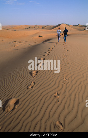 OMAN, turisti in Wahiba Sands, sentiero delle impronte, Arabia penisola Foto Stock