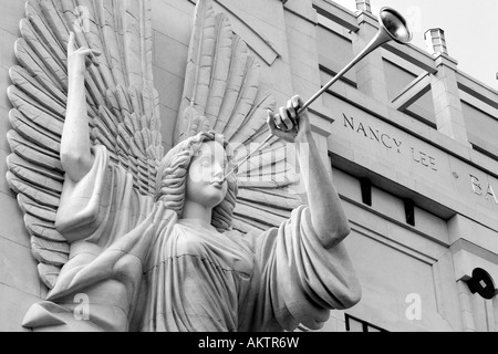 Statua di angelo araldi Golden tromba Foto Stock