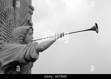 Statua di angelo araldi Golden tromba Foto Stock