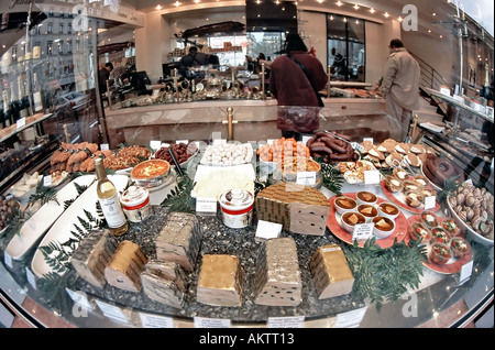 Parigi Francia, shopping, prodotti alimentari di lusso Fauchon Grocery Store in mostra nella vetrina francese, foie gras Foto Stock