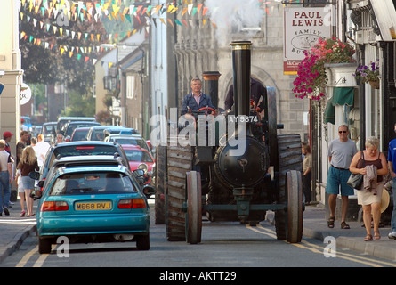 Un motore a vapore attraversando Kington High Street in Herefordshire Foto Stock