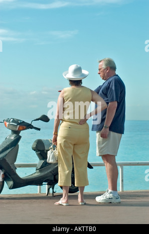 Nizza Francia, scena in spiaggia, Mid-adulto coppia che parla sulla "Promenade des Anglais" "Mar Mediterraneo" nel sud della francia coppia Street, anziani in vacanza Foto Stock