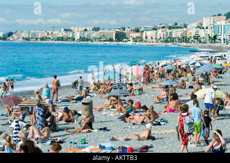 Nizza Francia, scena di spiaggia, scena folla, prendere il sole in vacanza sulla costa del Mediterraneo Vacanze, vista generale Foto Stock