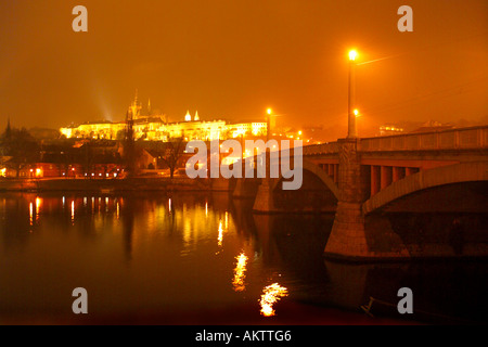 Night Shot di Manesuv ponte che attraversa il fiume Moldava con il Prazksy Hrad Hradcany il Castello di Praga dietro. Repubblica ceca Foto Stock