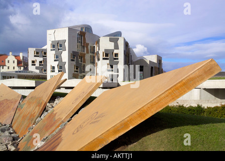 Il Parlamento scozzese di Holyrood Park Edimburgo Scozia UK. Vista dal nostro centro visitatori Dynamic Earth Foto Stock