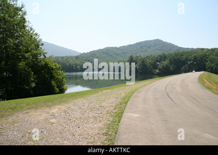 Vista su strada dei naviganti sul lago Tamarack, Georgia, Stati Uniti d'America. Foto Stock