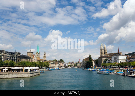 Vista sul fiume Limmat a Fraum nster San Pietro Chiesa e Grossm nster Canton Zurigo Zurich Svizzera Foto Stock