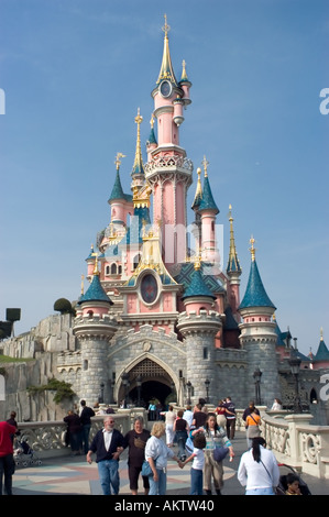 FRANCIA, Parchi di divertimento, Disneyland Paris, grande folla di persone, adulti turisti, cammina di fronte al castello della bella addormentata, entrando nel parco divertimenti Foto Stock