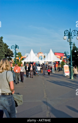 Parigi FRANCIA, entrando in un parco divertimenti 'Disneyland Paris' 'Disney Village' ingresso persone 'Magic Kingdom' fuori dal viaggio Foto Stock