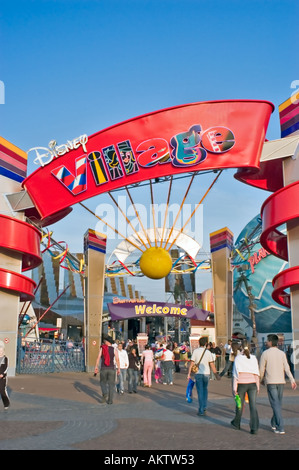 Parigi FRANCIA, gente affollata, turisti che visitano il Parco dei divertimenti, Disneyland Paris, Family Walking to Entrance to 'Disney Village' Teens Signpost Foto Stock