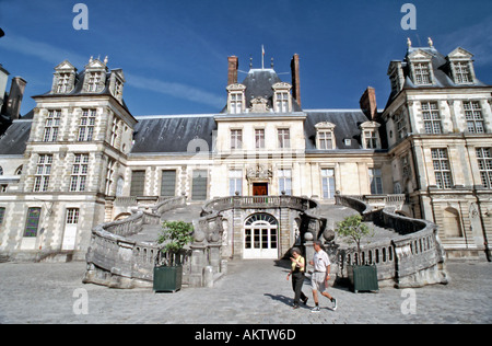 Fontainebleau France "Monumenti storici" Castello di Chateau de Fontainebleau con scalinata a Cavallo, di fronte al castello francese Foto Stock