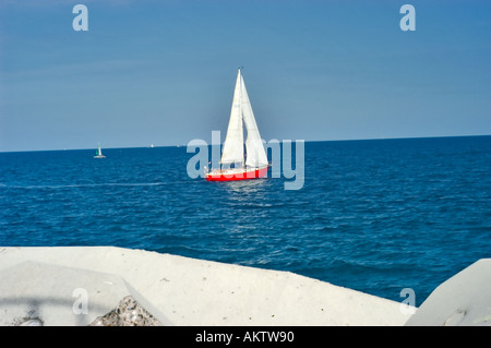 Seascape 'Argelès-sur-Mer" Francia fra Perpignan e Spagna con barche a vela su "Mediterraneo Mare' seascape Foto Stock