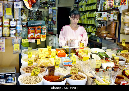 Perpignan, Francia, donna che lavora in un piccolo negozio di alimentari locale gastronomia assistente al negozio sul marciapiede, negoziante locale, prezzi del cibo, venditore locale Foto Stock