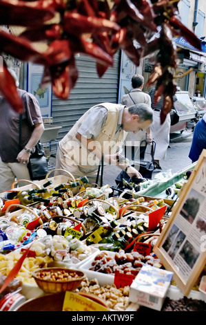 Perpignan, Francia, Senior uomo Shopping nel piccolo locale Fruttivendolo, delicatessen, Display sul marciapiede, shopper la scelta di merci Foto Stock