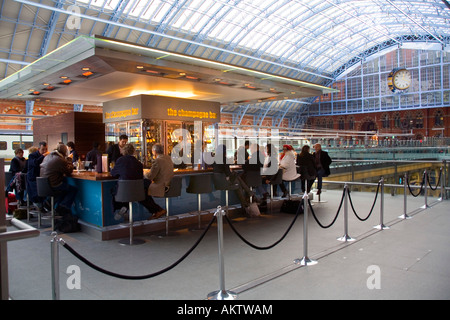 Champagne Bar a Saint Pancras Station nuovo Terminal Eurostar a Londra Foto Stock