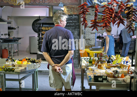 Perpignan, Francia, vendita al mercato in piccolo negozio di alimentari locale Delicatessen francese nel centro della città vecchia negozio locale Foto Stock