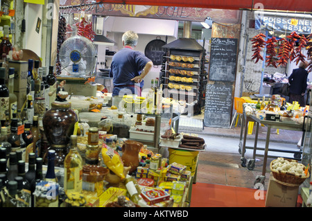 Perpignan Francia, con vista dall'interno, piccoli negozi di alimentari locali interni, specialità gastronomiche nel centro della città vecchia, fruttivendolo all'interno Foto Stock