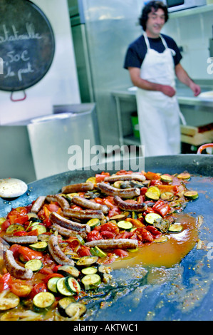 Perpignan, Francia, piccoli locali francese il negozio di alimentari sul marciapiede nel centro della città vecchia, Paella la cottura sulla griglia Foto Stock