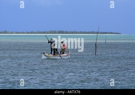 I pescatori in una piccola imbarcazione Foto Stock