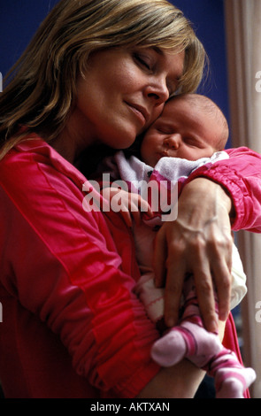 Un nuovo nato bambina solo giorni con sua madre Foto Stock