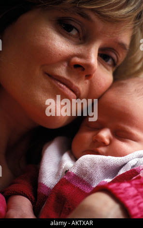 Un nuovo nato bambina solo giorni con sua madre Foto Stock