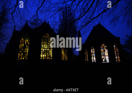 Gouda il San Giovanni chiesa di notte illuminata dal di dentro per dimostrare la bellezza delle famose vetrate Foto Stock