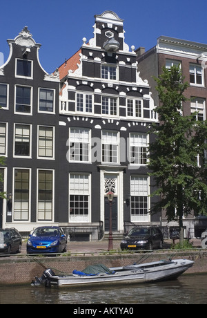 Fila di case sul canale di Amsterdam Foto Stock