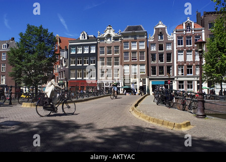 Fila di case sul canale di Amsterdam Foto Stock