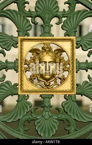 Torino Italia Dettaglio di faccia al getto di cancelli di ferro del Royal Palace Foto Stock