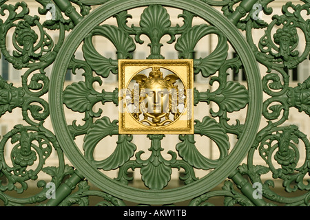 Torino Italia Dettaglio di faccia al getto di cancelli di ferro del Royal Palace Foto Stock