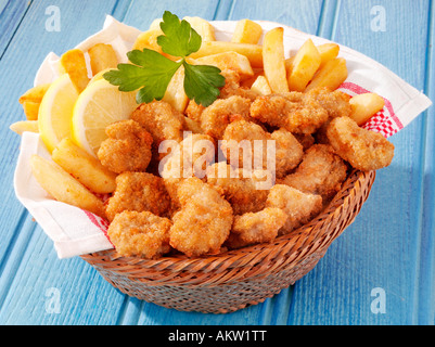 Cesto di scampi e trucioli Foto Stock