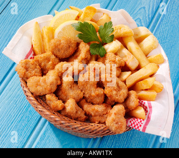 Cesto di scampi e trucioli Foto Stock