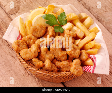 Cesto di scampi e trucioli Foto Stock