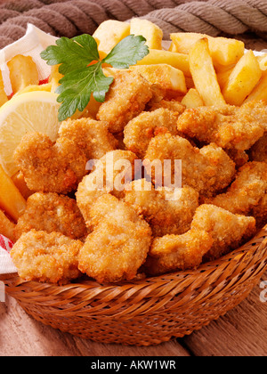 Cesto di scampi e trucioli Foto Stock