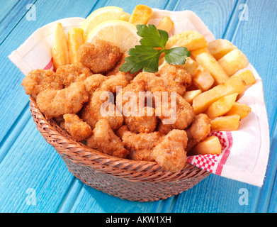 Cesto di scampi e trucioli Foto Stock