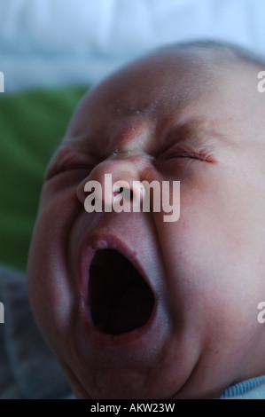 Un mese di old baby boy sbadigli Foto Stock