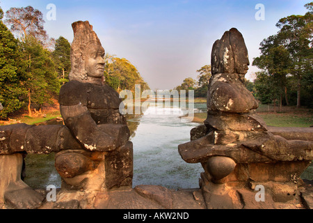 Statue, Gateway meridionale di Angkor Thom Cambogia 1r Foto Stock