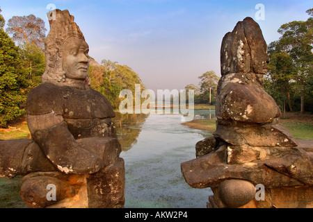 Statue, Gateway meridionale di Angkor Thom Cambogia 2r Foto Stock