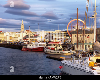 Il centro città e il porto vecchio di sera tardi la luce nella metà estate Reykjavik Islanda Foto Stock