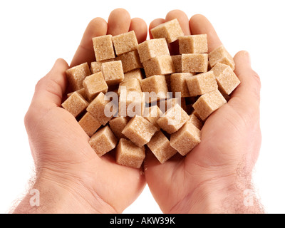 Pugno di di zucchero di canna grezzo Demerara cubi Foto Stock