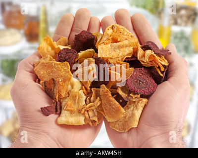 Manciata di patatine vegetali o trucioli Foto Stock